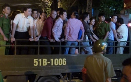 D&acirc;n chơi nh&aacute;o nh&agrave;o khi vũ trường bị đột k&iacute;ch 5