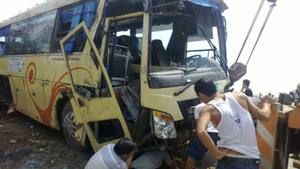 Lật xe chở kh&aacute;ch Việt kiều 11 người bị thương 1