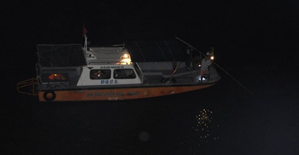 T&igrave;m kiếm c&ocirc; g&aacute;i nhảy cầu tự tử 1