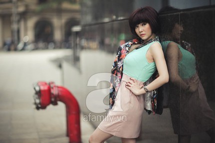 Thanh lịch với trang phục c&ocirc;ng sở họa tiết tươi tắn 3