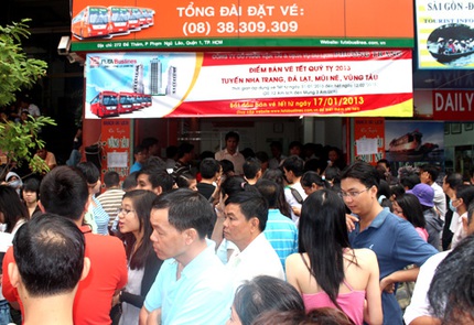 Hết v&eacute; xe Tết về miền Trung 1