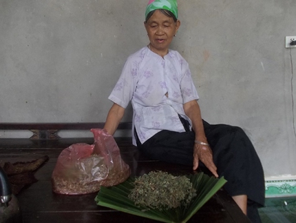 B&agrave; lang Mường nổi tiếng chữa v&ocirc; sinh, hiếm muộn 1