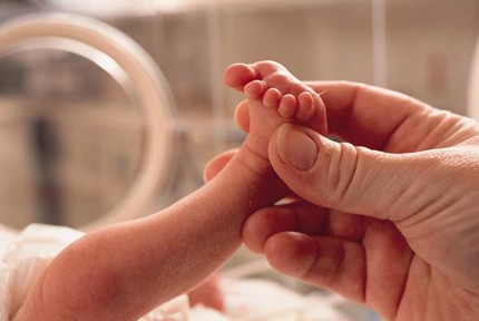 B&eacute; g&aacute;i 9 tuổi sinh con khỏe mạnh 1