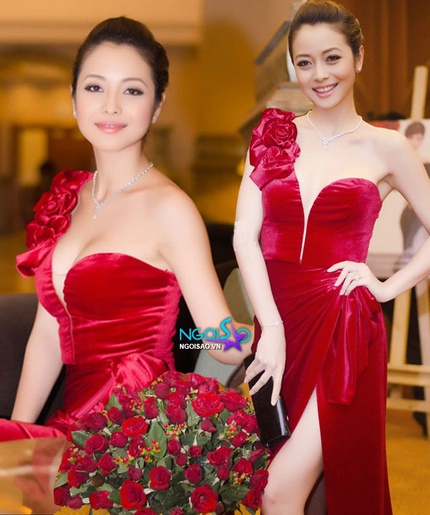 Mỹ nh&acirc;n Việt đẹp m&ecirc; hồn c&ugrave;ng v&aacute;y nhung đỏ 1