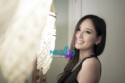 Mai Phương Th&uacute;y khoe d&aacute;ng c&ugrave;ng v&aacute;y b&oacute; 9