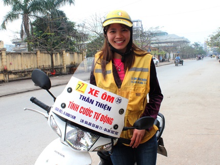 Nữ sinh xinh đẹp l&agrave;m xe &ocirc;m ở H&agrave; Nội 1