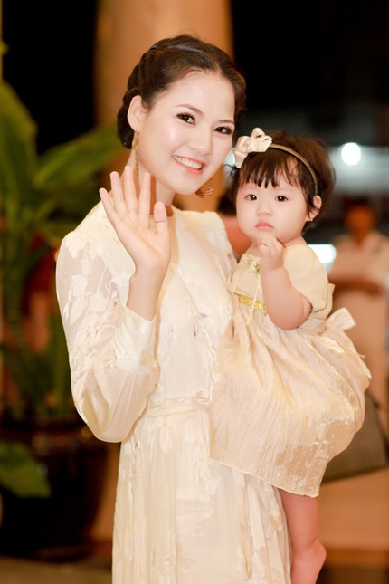 Mẹ con HH Trần Thị Quỳnh lộng lẫy trên sân khấu 1