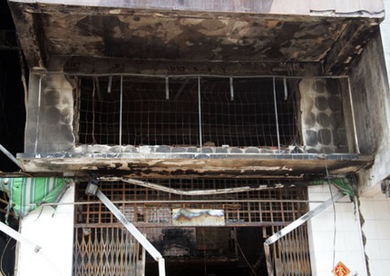 Gi&acirc;y ph&uacute;t kinh ho&agrave;ng lửa thi&ecirc;u ch&aacute;y 3 người trong căn nh&agrave; bị kh&oacute;a 3