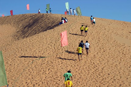 300 người thi chạy vượt đồi c&aacute;t Mũi N&eacute; 2