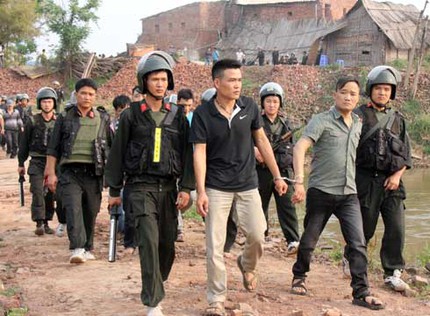 Sới bạc 'qu&yacute; b&agrave;' bị cảnh s&aacute;t đột k&iacute;ch 8