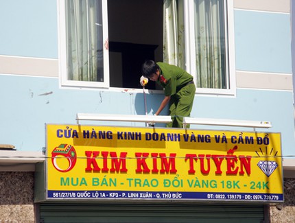 Lần theo vết m&aacute;u, truy l&ugrave;ng kẻ truy s&aacute;t chủ tiệm v&agrave;ng 5