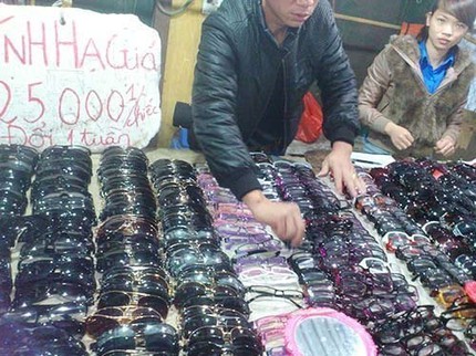K&iacute;nh r&acirc;m h&agrave;ng hiệu 25 ng&agrave;n treo đầy bờ r&agrave;o 1