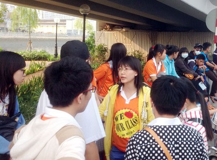 &Ocirc;t&ocirc; đ&acirc;m nhau, gần 100 học sinh tho&aacute;t chết 2