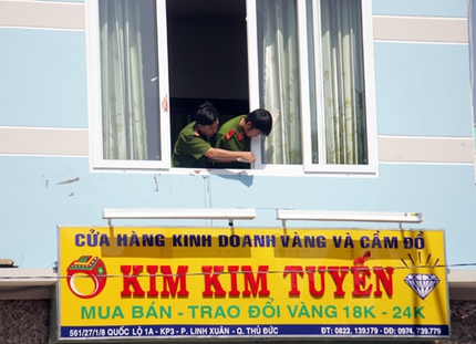 Vợ chồng chủ tiệm v&agrave;ng bị trộm lẻn v&agrave;o ch&eacute;m tới tấp 1