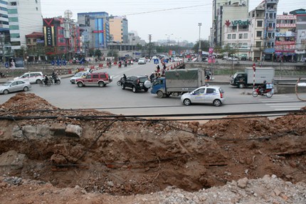 Quan t&agrave;i trong mộ cổ ở H&agrave; Nội được xếp bằng gạch 8