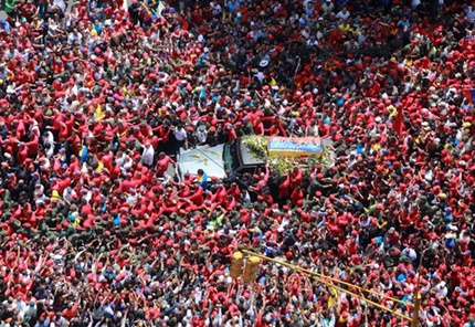 Biển người đưa tiễn Hugo Chavez 8