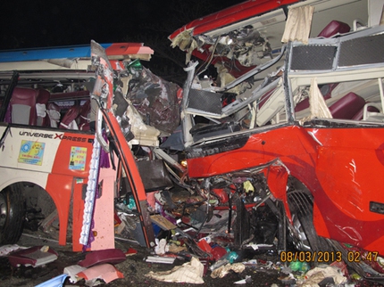 Kinh ho&agrave;ng hai xe kh&aacute;ch đấu đầu, 11 người chết 1