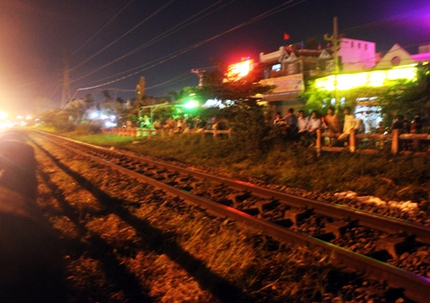 Người đ&agrave;n &ocirc;ng bị t&agrave;u hỏa k&eacute;o l&ecirc; 20 m 1