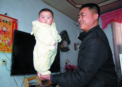 B&eacute; 4 th&aacute;ng tuổi 'diễn xiếc' tr&ecirc;n tay bố 1