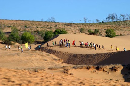 300 người thi chạy vượt đồi c&aacute;t Mũi N&eacute; 1