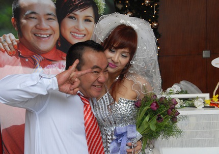 Showbiz Việt: Những cặp đ&ocirc;i "chồng thấp vợ cao" 14