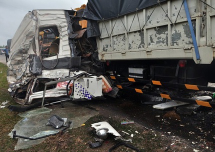 Xe tải đấu đầu &ocirc;t&ocirc; kh&aacute;ch, t&agrave;i xế chết trong cabin 1