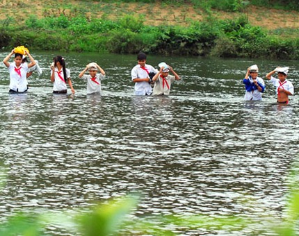 Thương lắm hàng trăm em bé phải lội sông đi học vì cầu tre thu phí 2