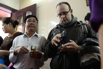 Xếp h&agrave;ng mua b&aacute;nh chưng như thời bao cấp 10