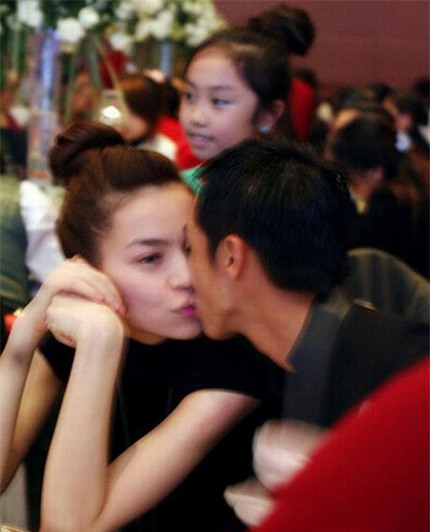 Những nụ h&ocirc;n 'm&ugrave;i mẫn' c&ocirc;ng khai của sao Việt 3