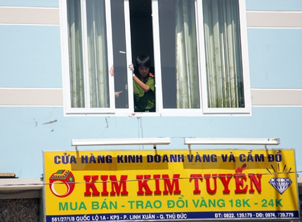 Ph&uacute;t đối mặt của chủ tiệm v&agrave;ng với t&ecirc;n cướp 2