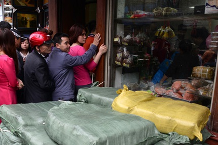 Xếp h&agrave;ng mua b&aacute;nh chưng như thời bao cấp 11