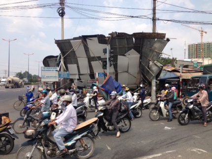 Lốc xo&aacute;y "lạ" giữa trưa nắng S&agrave;i G&ograve;n, 1 người trọng thương 4