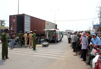 Chết thảm v&igrave; ng&atilde; v&agrave;o b&aacute;nh xe container 1