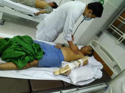 Sập c&ocirc;ng tr&igrave;nh nh&agrave; m&aacute;y giấy, 17 người bị thương 2