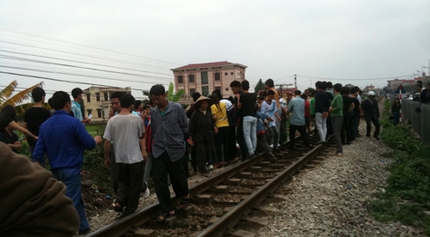 Mải "al&ocirc;" tr&ecirc;n đường t&agrave;u, bị t&ocirc;ng chết tại chỗ 1