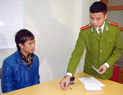 Nh&acirc;n vi&ecirc;n tiệm may tr&oacute;i b&agrave; chủ để cướp v&agrave;ng 1