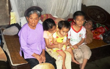 X&oacute;t l&ograve;ng 3 đứa trẻ b&ecirc;n quan t&agrave;i cha mẹ 2