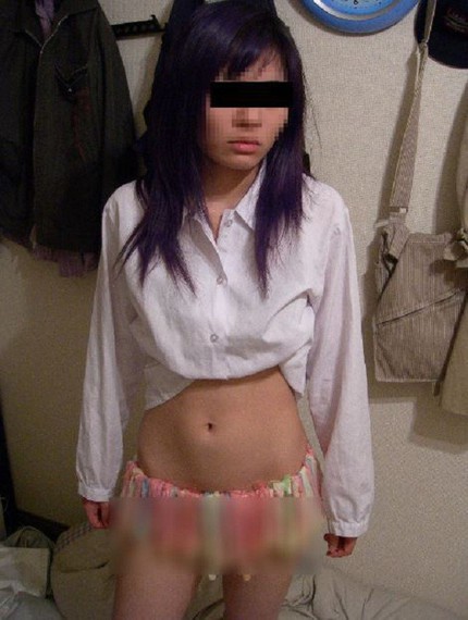 Thiếu nữ Nhật gây sốc với trang phục từ... bao cao su 1