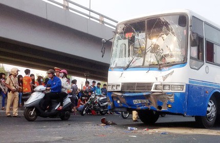 &Ocirc;t&ocirc; đ&acirc;m nhau, gần 100 học sinh tho&aacute;t chết 1