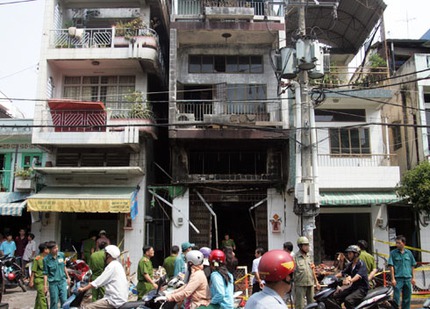 Gi&acirc;y ph&uacute;t kinh ho&agrave;ng lửa thi&ecirc;u ch&aacute;y 3 người trong căn nh&agrave; bị kh&oacute;a 1