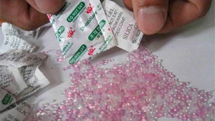 Hoang mang ẩn họa t&uacute;i chống ẩm trong b&aacute;nh kẹo 1