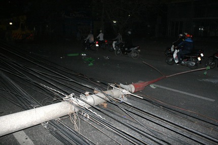 Xe ben k&eacute;o đổ 5 cột điện, người đi đường hoảng loạn 3