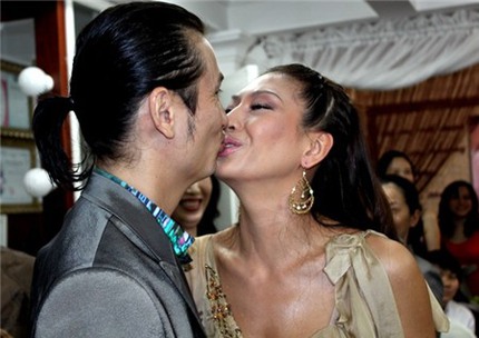 Những nụ h&ocirc;n 'm&ugrave;i mẫn' c&ocirc;ng khai của sao Việt 17