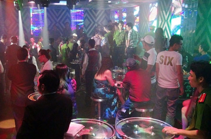 D&acirc;n chơi nh&aacute;o nh&agrave;o khi vũ trường bị đột k&iacute;ch 2