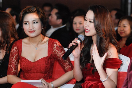 V&acirc;n Hugo tươi xinh t&ocirc;ng hồng, Dương Th&ugrave;y Linh nồng n&agrave;n sắc đỏ 9