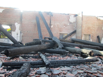 Con đốt nh&agrave; tiền tỷ v&igrave; mẹ kh&ocirc;ng cho tiền 6