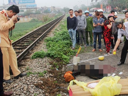 Một phụ nữ bị t&agrave;u hỏa t&ocirc;ng chết 1