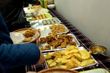 No bụng với buffet qu&agrave; vặt phố L&yacute; Văn Phức 3