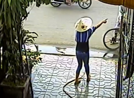 Người phụ nữ xịt nước v&agrave;o 2 t&ecirc;n cướp d&acirc;y chuyền 5