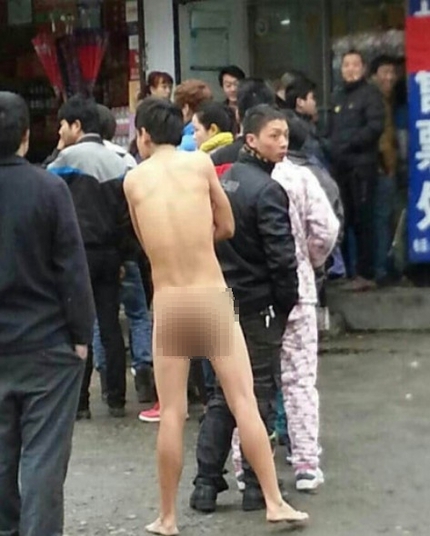 G&atilde; trai khỏa th&acirc;n mua v&eacute; t&agrave;u Tết 1